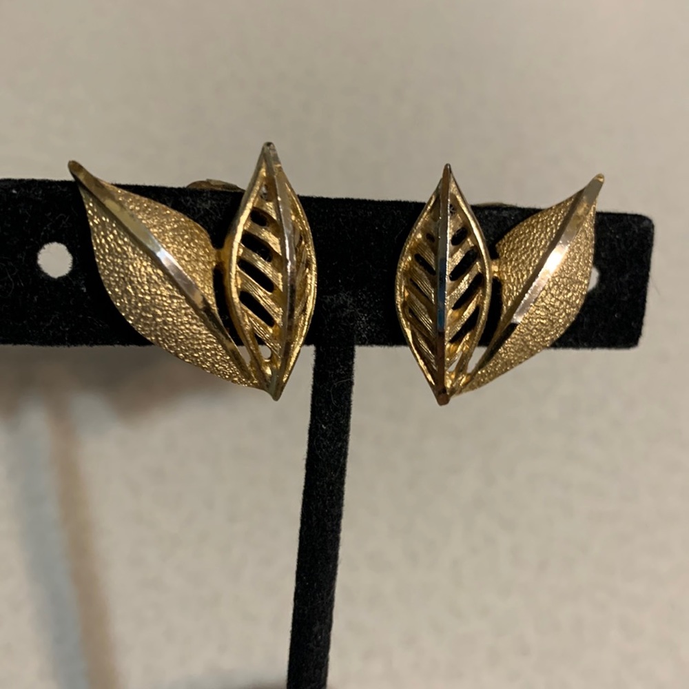 Coro gold tone brushed and polished leaf clip on earrings (179)